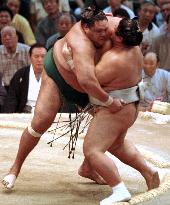 Akebono preserves lead in Nagoya Basho